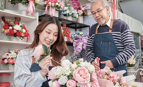 Young,beautiful,asian,female,florist,entrepreneur,arranging,a,bunch,of