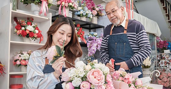 Young,beautiful,asian,female,florist,entrepreneur,arranging,a,bunch,of